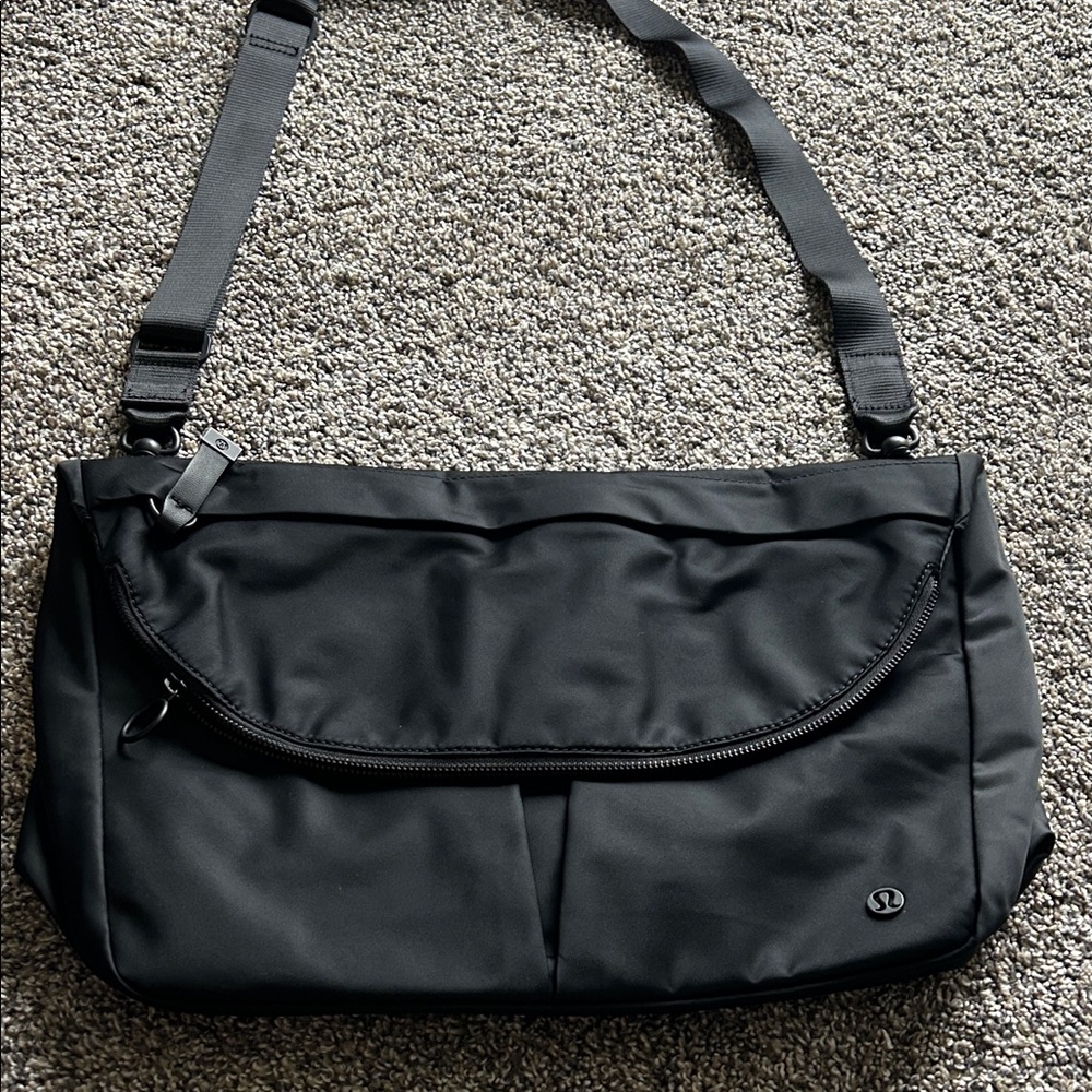 lululemon athletica LARGE FESTIVAL Messenger Bag- NWOT